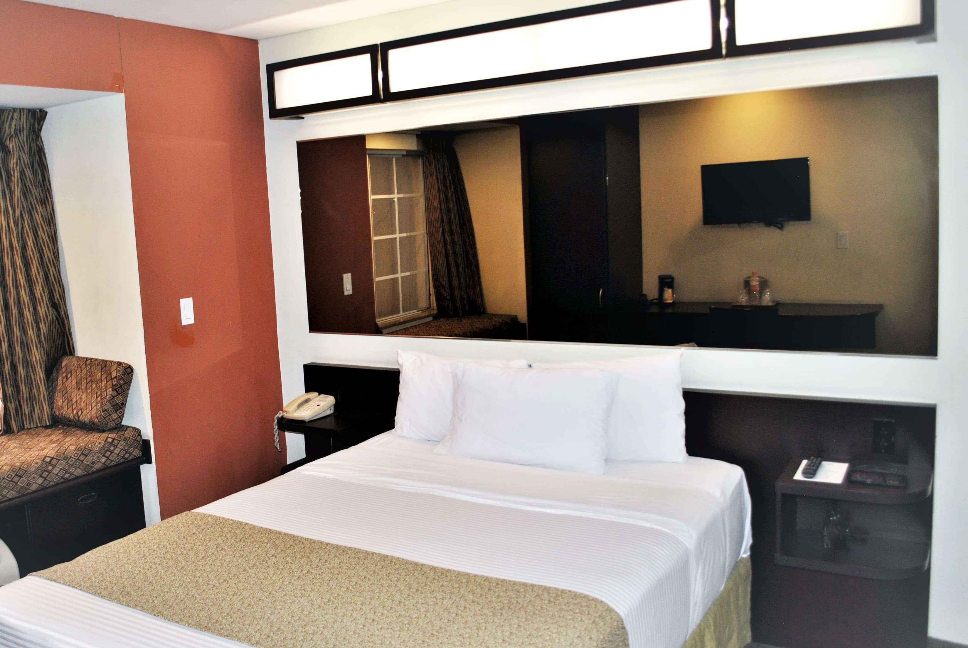 Microtel Inn And Suites By Wyndham Toluca Extérieur photo