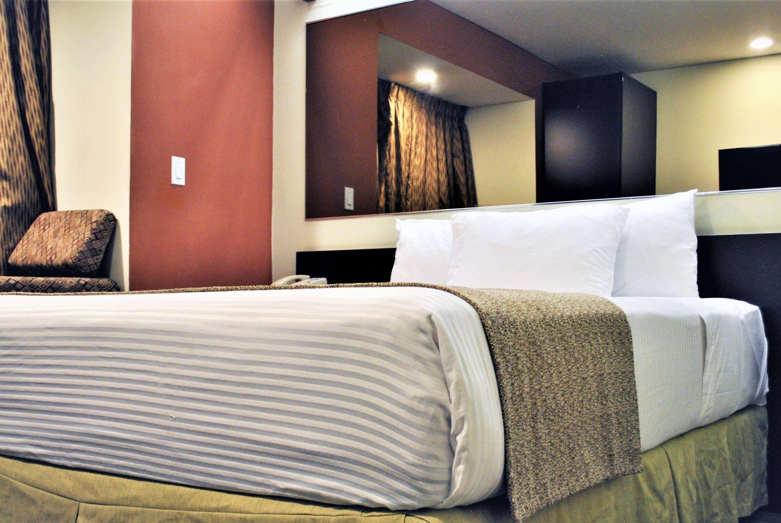 Microtel Inn And Suites By Wyndham Toluca Extérieur photo
